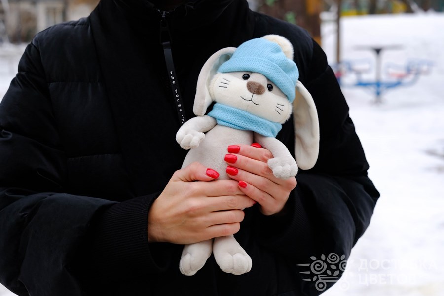 Мягкая игрушка Кролик Клёпа в шапке и шарфе